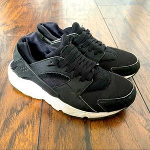Nike Air Huaraches in black